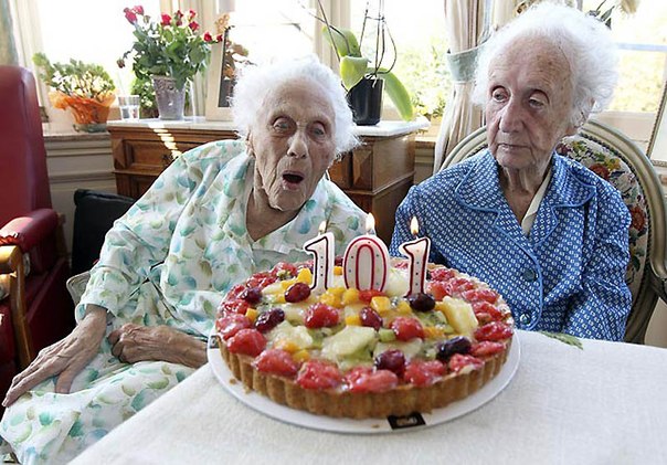Самые пожилые сестры-близняшки Мария (слева) и Габриэль отметили 101-й год рождения в Бельгии.