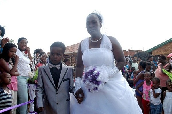 В Южной Африке состоялась необычная свадьба. 8-летний мальчик Санеле Масилела (Sanele Masilela) женился на 61-летней матери пятерых детей Хелен Шабангу (Helen Shabangu). 