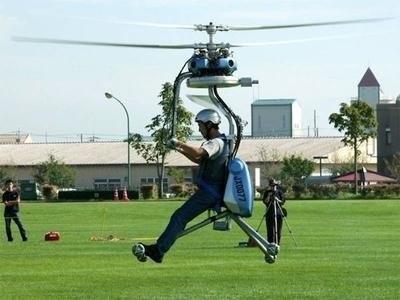 Самый маленький вертолет Вертолет GEN H-4, чья длина несущего винта достигает почти 4-х метров, был создан японской компанией Gen Corporation. Масса летательного аппарата составляет 70 кг.