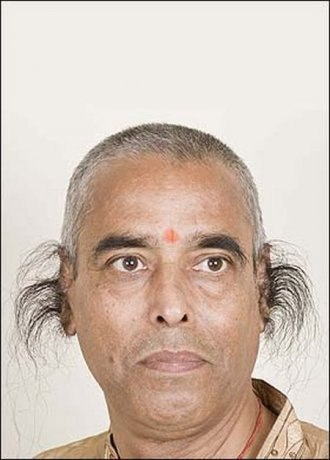 Радакант Байжпай (Radhakant Baijpai), стал обладателем самых длинных ушных волос в мире, длинной 25 сантиметров. В 2003 году он уже становился лауреатом рекорда Гиннеса. Тогда длина его волос равнялась 13.2 см. 58-летний Байжпай, считает свои ушные волосы не чем иным как символом удачи и процветания, в связи с чем, он перестал их стричь в возрасте 18 лет. Для мытья волос индиец использует специальный травяной шампунь, и не обращает внимания на просьбы жены воспользоваться ножницами.