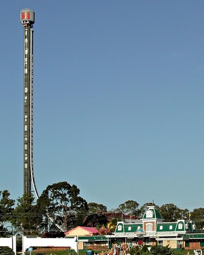 На главном курорте Австралии Голд Кост (Золотой Берег) находится парк аттракционов Dreamworld с самыми высокими в мире стальными американскими горками. Высота Tower of Terror — 115 метров, а скорость спуска — 160 км/ч!