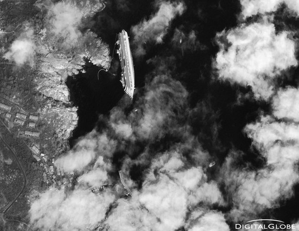 Лайнер Costa Concordia, потерпевший крушение у берегов Италии, из космоса