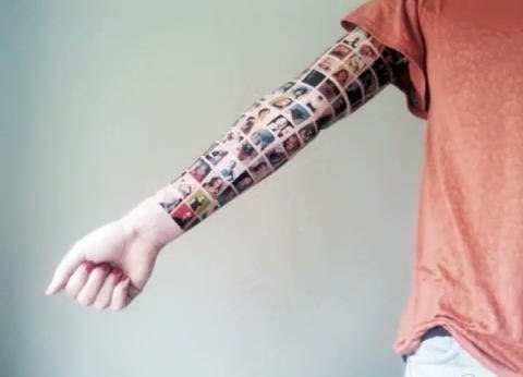 24 летняя Голандо-Тян сделала татуировку ввиде 152 друзей из Facebook.