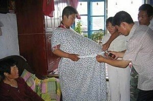 Сяо Юбо является мировой рекордсменкой в номинации «Самый большой живот во время беременности«. При своем росте 167 сантиметров ее талия в обхвате достигла 175 сантиметров!
