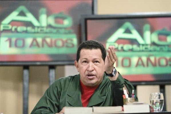 23 мая 1999 года в телеэфир вышла программа «Алло, президент» с участием президента Венесуэлы . Чавес объяснил своё желание попробовать себя в качестве телеведущего тем, что хочет донести правду о происходящем в стране и вокруг неё до каждого венесуэльца. В эфире Чавес задавал вопросы своим министрам, общался с местными жителями, вел телемосты с другими регионами, разъяснял политику правительства, делал исторические экскурсы, посылал воздушные поцелуи и шутил. С 15 февраля 2007 г. президент Уго Чавес стал общаться со своим народом ежедневно по рабочим дням в течение полутора часов с 20.00 до 21.30. Но он на этом не остановился. В августе Чавес установил рекорд, общаясь с венесуэльским народом 7 часов 43 минуты. Во время трансляции из президентского дворца Чавес не сделал ни единого перерыва и лишь изредка выпивал чашечку кофе. А в ходе сентябрьской телепрограммы Уго Чавес установил новый рекорд по её продолжительности. Он, не прерываясь, при тридцатиградусной жаре вёл популярную в стране передачу в течение 8 часов и 06 минут.В рамках этой программы Чавес очень часто критиковал какие-либо явления или персоны. Например, жестокие видеоигры, отдельных представителей бизнес-элиты и т. д.