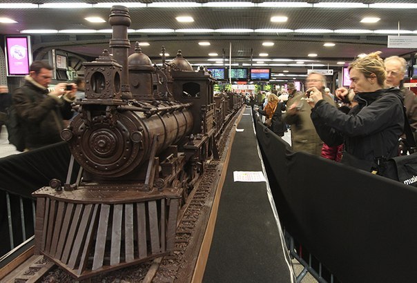 В рамках проходящей в Брюсселе недели шоколада создан самый длинный шоколадный поезд в мире. 34-метровое творение мальтийского шоколатье Эндрю Фарруджиа сразу после его установки на Южном вокзале города было тщательно изучено экспертами из Книги рекордов Гиннесса.