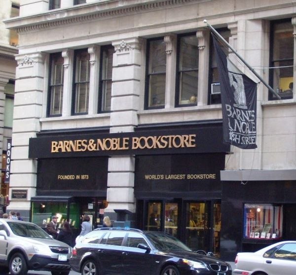 Крупнейшим книжным магазином в мире является  Барнс энд Ноубл Букстор” в Нью-Йорке (США). Он занимает площадь 14330 м2; общая длина книжных полок магазина составляет 20,71 км. 