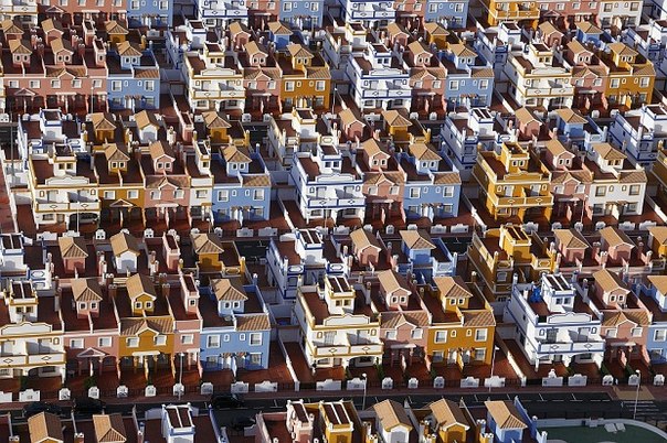 Город-призрак на побережье Испании. В этой стране наблюдается кризис недвижимости, 1.2 миллиона пустующих домов и квартир. С молотка уходят целые городки, цены на жилье стремительно падают