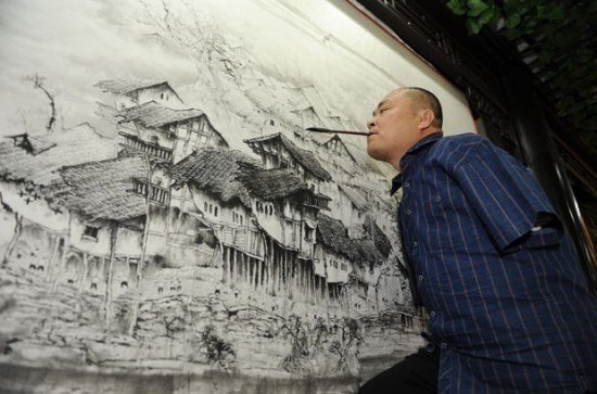 Эта картина нарисована без помощи рук. Кажется, такого не может быть, но... В четыре года китайский художник Хуан Гофу (Huang Guofu) потерял руки в результате удара током. А в 12 лет он начал пробовать рисовать ногой - получалось так себе. Он путешествовал по Китаю, рисовал картины, продавал их прохожим и так зарабатывал на жизнь и лечение больного отца. Именно во время путешествий он начал рисовать еще и ртом, наслушавшись комментариев, что рисунки ногой не очень изящны. Результат усилий - на фото