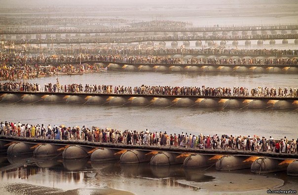 Толпы в Kumbh Mela ждут своей очереди искупаться в Ганге, Аллахабад, Индия.