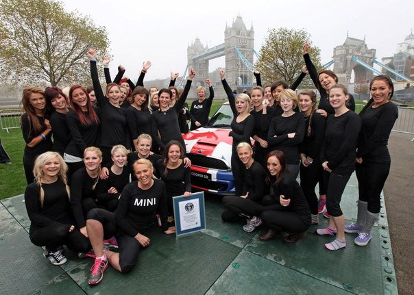 В честь всемирного дня книги рекордов Гиннесса британский коллектив гимнасток установил новый мировой рекорд. В автомобиль MINI Cooper смогло поместиться 28 человек. 