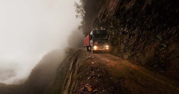 Старая дорога в боливийской провинции Юнгас считается одной из самых опасных в мире и называется не иначе как «Дорогой смерти». Основная часть «Дороги смерти» шириной всего 3,5 м проходит на высоте 1200—1800 м.