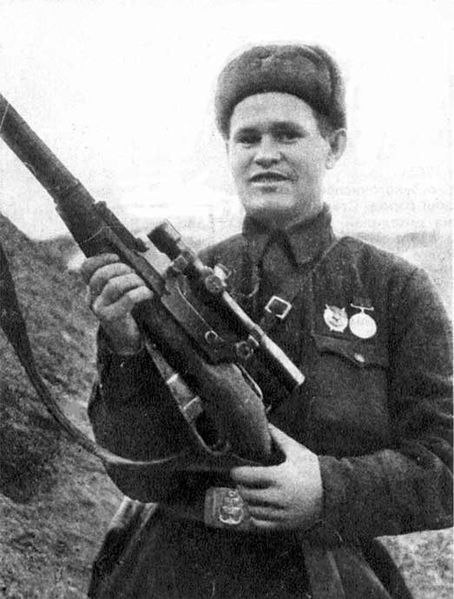 Снайпер Василий Григорьевич Зайцев, который родился в 1915 году в деревне Елино, только в период Сталинградской битвы между 10 ноября и 17 декабря 1942 года смог уничтожить 225 солдат и офицеров немецкой армии. Среди убитых им врагов - 11 снайперов, в том числе сам майор Кёниг, руководитель снайперской школы Вермахта.