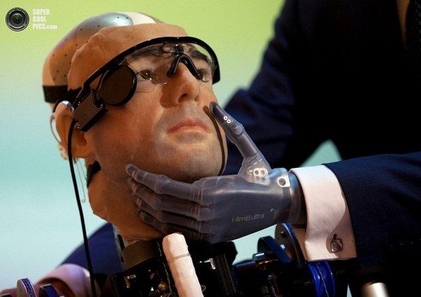 5 февраля в лондонском Музее науки был представлен робот «Рекс», которого провозгласили «первым в мире бионическим человеком».