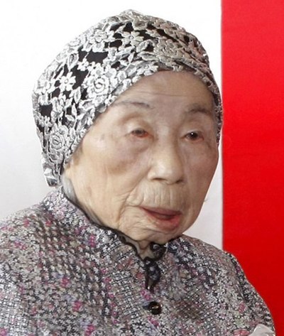 2 декабря 2011г. в возрасте 115 лет умерла Тиёно Хасэгава (Chiyono Hasegawa, род. 20 ноября 1896г.), японская долгожительница. 2-й в мире человек по возрасту, старейшая жительница Японии, имевшая титул старейшей японки, который получила 2 мая 2010г. в возрасте 113 лет (после смерти 114-летней старейшей долгожительницы Земли Камы Тинэн). Проживала в городе Сага, Япония. Также она стала самой пожилой представительницей Азии за последние три столетия, которая попала в утвержденный список Книги рекордов Гиннесса. Она являлась второй по старшинству из старейших ныне живущих людей в мире после американки Бесс Купер. Тиёно Хасэгава скончалась в доме престарелых города Кияма в префектуре Сага "от естественных причин". После её смерти, старейшим жителем Японии стал Дзироэмон Кимура, уже более двух лет являющийся старейшим ныне живущим мужчиной Японии и всего мира.