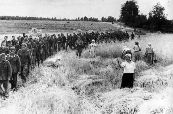 Женщина показывает кукиш немецким военнопленным, 1944 год
