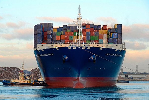 Самый большой в мире контейнеровоз, CMA CGM Marco Polo, курсирует по тихоокеанскому маршруту в Европу. На борту судна находится 4000 контейнеров с товарами, предназначенными для фирм и магазинов к Рождеству. Судно нагружено лишь частично. На его полную мощность Марко Поло может транспортировать 16000 контейнеров, но тогда он не сможет пройти воды реки Эльбы между Северным морем и вторым по величине портом Европы в Гамбурге, которые слишком мелки для последнего поколения супер-контейнеровозов.