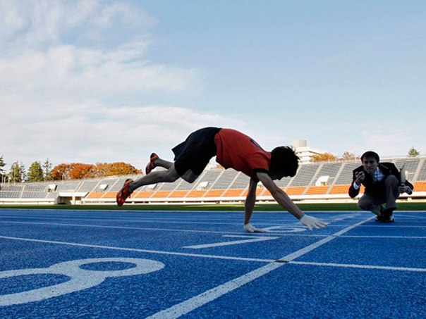 Кеничи Ито, известный, как самый быстрый бегун на четырех конечностях, устанавливает в Токио мировой рекорд на стометровке, а именно 17,47 секунд.