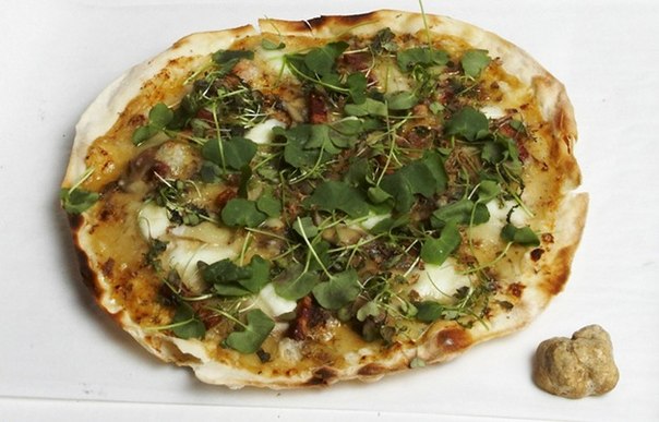 Самая дорогая пицца в продаже: ресторан Gordon Ramsey s Maze в Лондоне предлагает попробовать самую дорогую пиццу в мире. За один кусок придется выложить как минимум 178$. Килограмм изысканного блюда стоит 2500$.