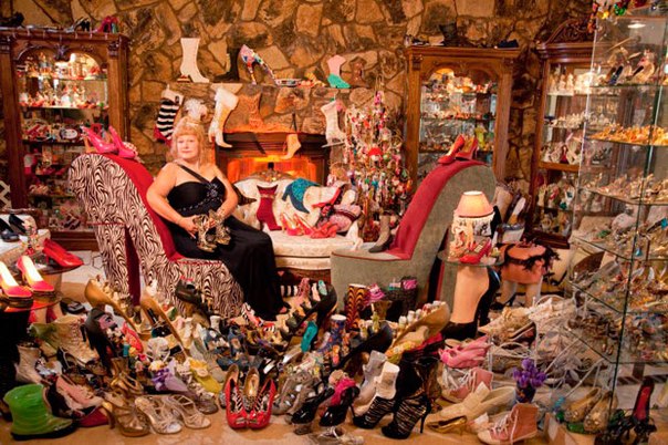 Коллекция американки Дарлин Флинниз не оставит равнодушной ни одну женщину. После развода со своим супругом Дарлин нашла утешение в покупке и коллекционировании обуви, а именно женских туфель.