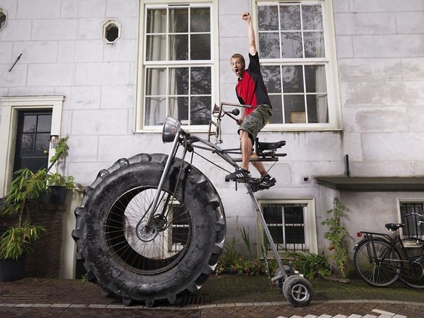 Голландец Ван дер Бошем построил велосипед, который весит 750 килограмм. В дело пошли стальные трубы, части от велосипедов и шина от трактора. (Фото Ranald Mackechnie | Guinness World Records)
