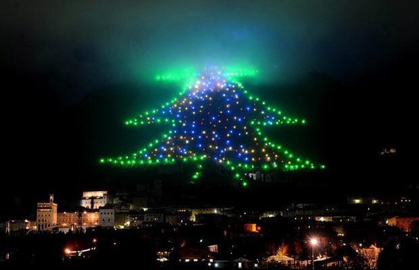 Сегодня в Италии зажгут самую большую в мире рождественскую елку. Световую конструкцию, которая в 1991 году была занесена в Книгу рекордов Гиннесса, зажжет президент Италии Джорджио Наполитано.