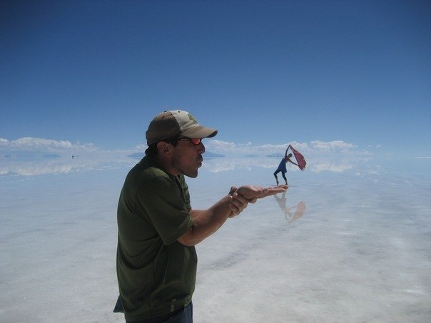 Самое большое зеркало в мире было создано природой, а не человеком. На юге пустынной равнины Альтиплано, которая располагается в Боливии, на высоте около 3600 метров над уровнем моря есть огромное высохшее озеро – Солончак Уюни. 