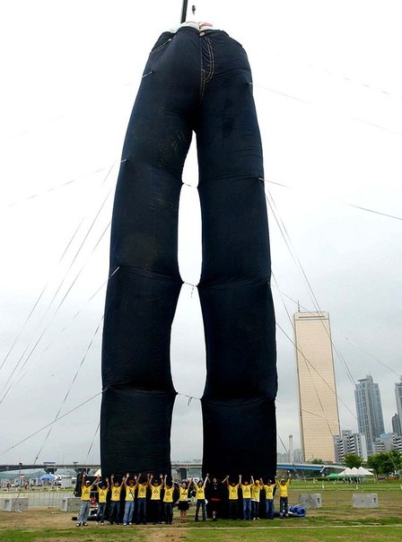 Жители Сеула на фоне самых больших джинсов «Levis» высотой 30 м.