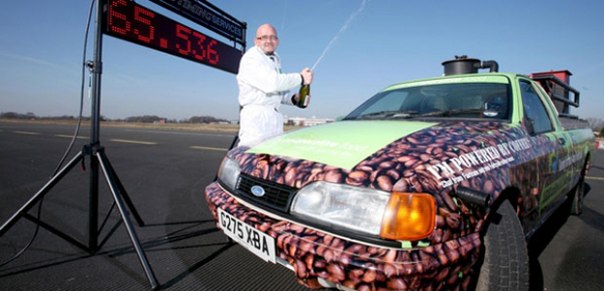 Автомобиль, работающий на использованных кофейных зернах, недавно принес несказанную радость своему владельцу, установив рекорд скорости в своем классе, разогнавшись до 105 км/ч. 42-летний британец Мартин Бэйкон оборудовал пикап фирмы «Ford» 1989 года выпуска агрегатом, внутри которого отжатая кофейная гуща сгорает в печи, нагретой древесным углем, и распадается на оксид углерода и водород.Далее газ охлаждается и подается в силовую установку, приводя в движение авто. Любой автомобиль может быть оборудован газовой системой, что существенно продлевает жизнь двигателю машины и бережет окружающую среду от негативного влияния бензиновых выхлопов.