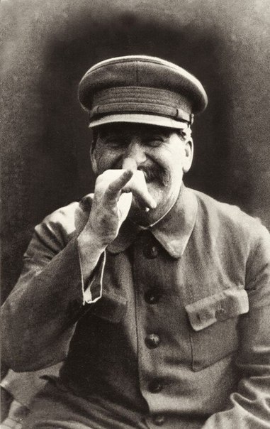 Иосиф Сталин корчит рожицу своему телохранителю Николаю Власику, 30-е годы.