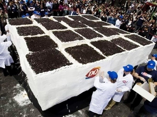 Самый огромный торт-мороженое был создан 10 мая 2011 года в канадском городе Торонто. Для этого кулинарам понадобилось 9 тонн мороженого, 136 кг льда и 91 кг бисквитного теста. Таким необычным образом крупная канадская сеть кафе «Dairy Queen» отметила 30 лет со дня основания.