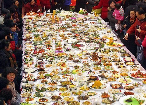 На одном столе было собрано самое большое количество блюд – 8146. рекорд был поставлен в китайском городе Ухань, во время празднования китайского нового года.