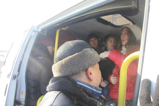 В Казахстане в городе Уральск, молодежь побила рекорд "часа пик". В салон(без водительского места и места кондуктора!) обычной ГАЗели поместилось 53 человека. При том что все были в верхней зимней одежде. 