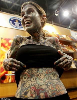 Самая татуированная женщина в мире – Джулия Гнусе. Попытка скрыть некрасивое состояние кожи привело Джулию Гнусе (Julia Gnuse) в Книгу рекордов Гиннеса, после того, как необычную американку назвали самой татуированной женщиной в мире.