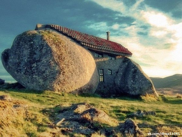Удивительный Дом-камень. Гюэмараес, Португалия.Построен в 1974 г., похож на дом из мультфильма про доисторическую семейку Флинтстоун (на самом деле, семья Rodrigues). Строители просто нашли четыре огромных камня и построили между ними дом.