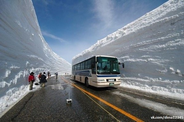 С ноября по апрель в префектуре Тояма в Японии снега выпадает так много, что высота снежного покрова в некоторых местах достигает 20 метров.