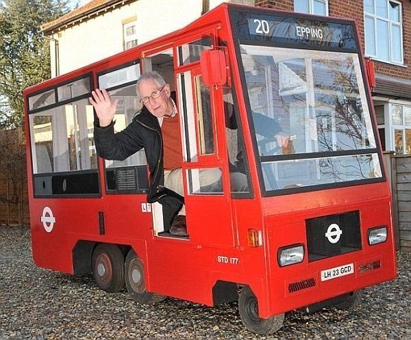 британец переделал газонокосилку в настоящий автобус. 77-летний пенсионер очень доволен своим детищем. Сразу в автобус может влезть 5 человек и водитель.