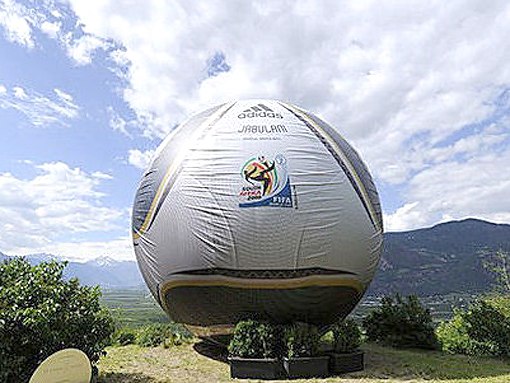 В ЮАР сделали самый большой футбольный мяч в мире