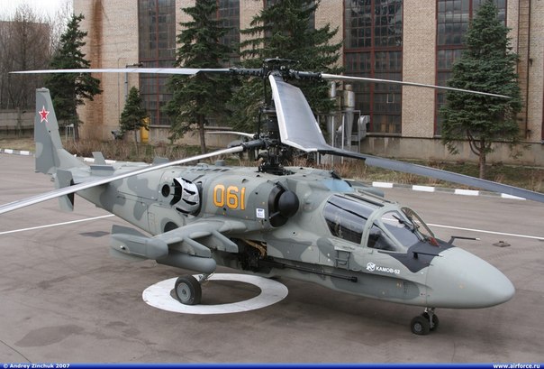 Российский военный вертолет Ка-52 («Аллигатор») является самой современной винтокрылой машиной в мире. Это двухместная модификация Ка-50 («Черная акула»). Вертолет предназначен исключительно для боевого применения и оснащен комплексным вооружением, а также различными устройствами, позволяющими выполнять боевую задачу в экстремальных погодных условиях.