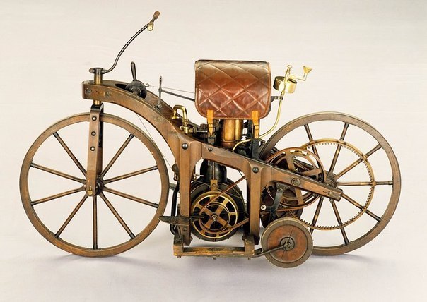 29 августа 1885 года немецкий изобретатель Готлиб Даймлер запатентовал первый мотоцикл.