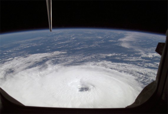Ураганы, вид из космоса'.
