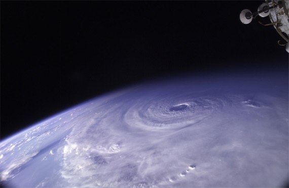 Ураганы, вид из космоса'.