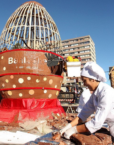 Самое большое пасхальное яйцо из шоколада приготовили в Аргентине