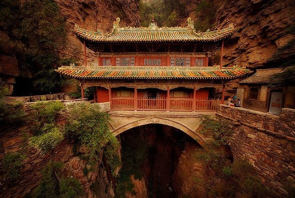 Висячий дворец в ущелье недалеко от Шицзячжуан - город на краю Великой Китайской равнины в 320 км от Пекина.