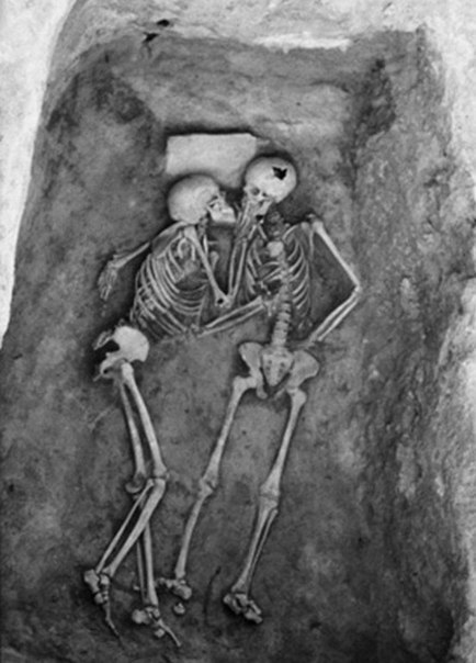 Поцелуй, которому 6000 лет. Найден в Иране.