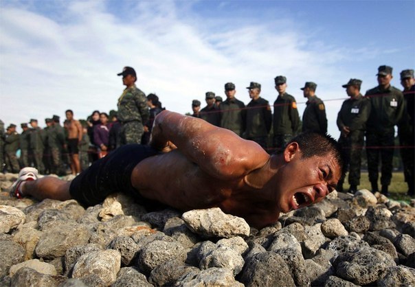 Кандидат в элитный отряд морской пехоты Тайваня ползет 50-метровую дистанцию по острым камням