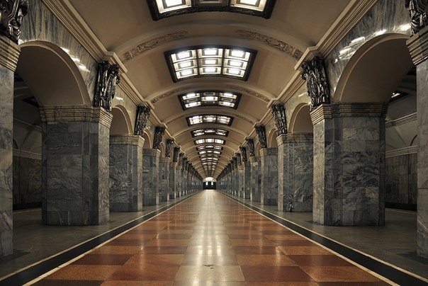 В Санкт-Петербурге – самый глубокий метрополитен в мире. Город был построен в болотистой местности, поэтому тоннели метро нужно было прокладывать под коренными породами. Тоннели петербургского метрополитена пролегают на глубине примерно 70-80 метров.
