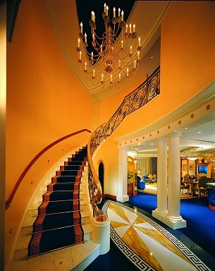 В категории самый дорогой отель пьедестал занимает Бурдж аль-Араб (или "Парус", потому что здание построено в форме паруса), который находиться в Арабских Эмиратах, в Дубае. Гостиница находится в 280 метрах от берега, и располагается на специально созданном искусственном острове.