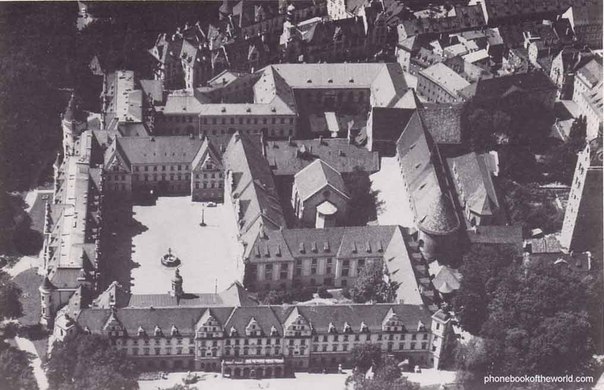 Самый большой замок.В замке Санкт-Эммерам в Регенсбурге (Германия) 517 комнат общей площадью 21 460 м2. Ранее им владел принц Иоганн фон Турн-и-Таксис. Замок оценивается более чем в 202 млн долл.