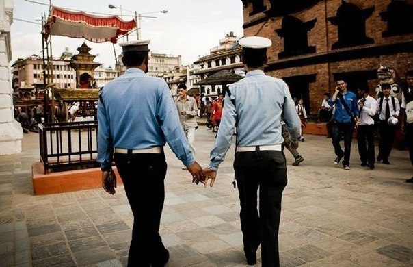 В Непале и в Индии часто можно увидеть гуляющих по улице мужчин, включая даже полицейских, которые держатся за руки. В таком поведении здесь не видят ничего предосудительного — мужчины просто обозначают свою дружбу, а вовсе не гомосексуальные отношения.